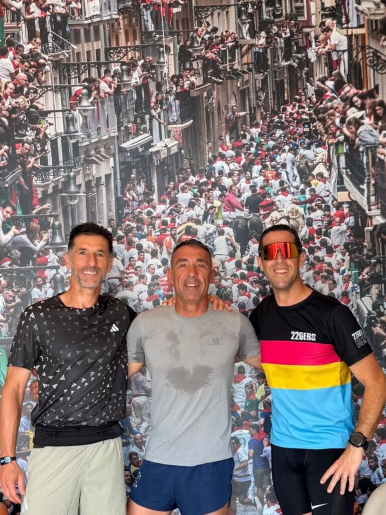 Luismi Ruiz y Fali Alcaide posando tras el triatlón en Pamplona