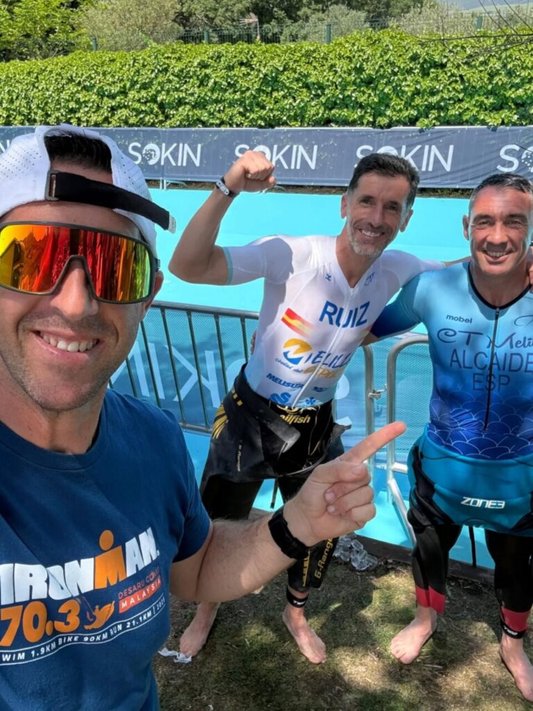 Luismi Ruiz y Fali Alcaide posando tras el triatlón en Pamplona