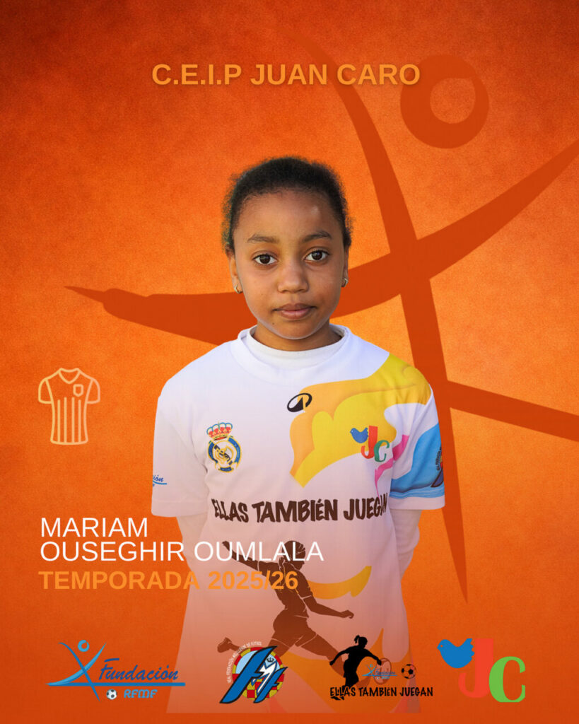 Niña con camiseta de fútbol del CEIP Juan Caro