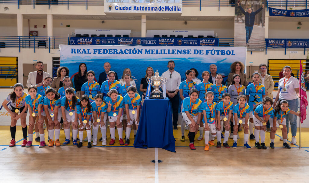 Equipo femenino de fútbol con medallas en la clausura de la liga escolar en Melilla