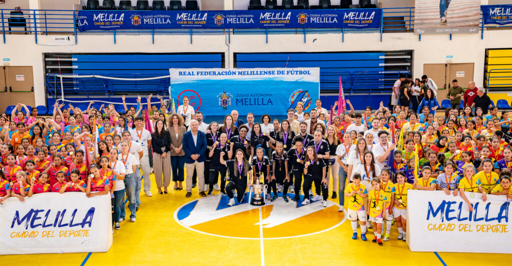Participantes y autoridades en la clausura de la Liga Escolar de Fútbol Femenino en Melilla