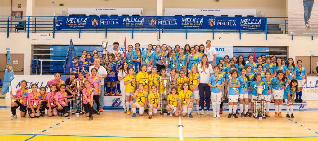 Participantes de la Liga Escolar de Fútbol Femenino en Melilla con trofeos y medallas