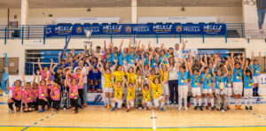 Participantes de la Liga Escolar de Fútbol Femenino levantando trofeos y medallas