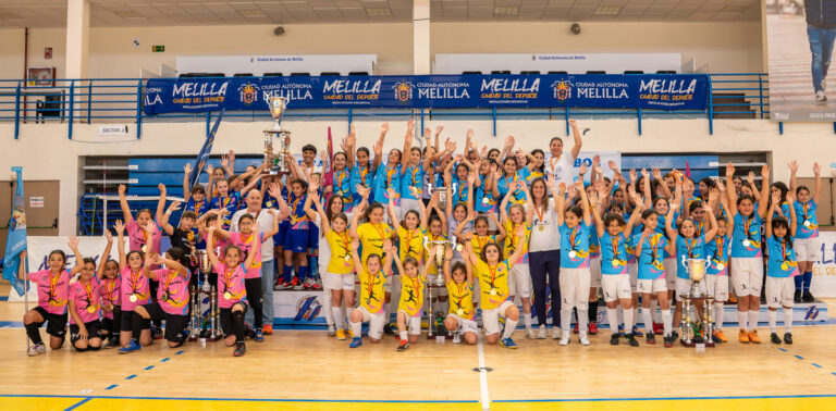 Participantes de la Liga Escolar de Fútbol Femenino levantando trofeos y medallas
