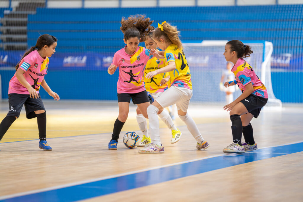 Niñas jugando fútbol sala en la liga escolar femenina
