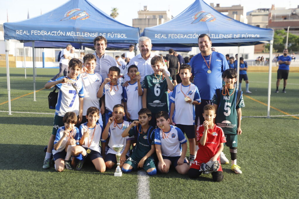 Niños posando con medallas en el torneo de fútbol Benjamín