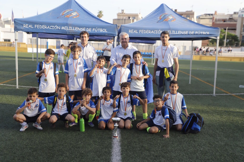 Grupo de niños con medallas en el torneo de fútbol Benjamín en Melilla