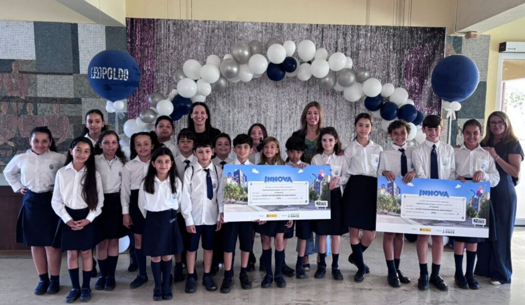 Estudiantes y profesores en la entrega de premios del concurso escolar de la ONCE.