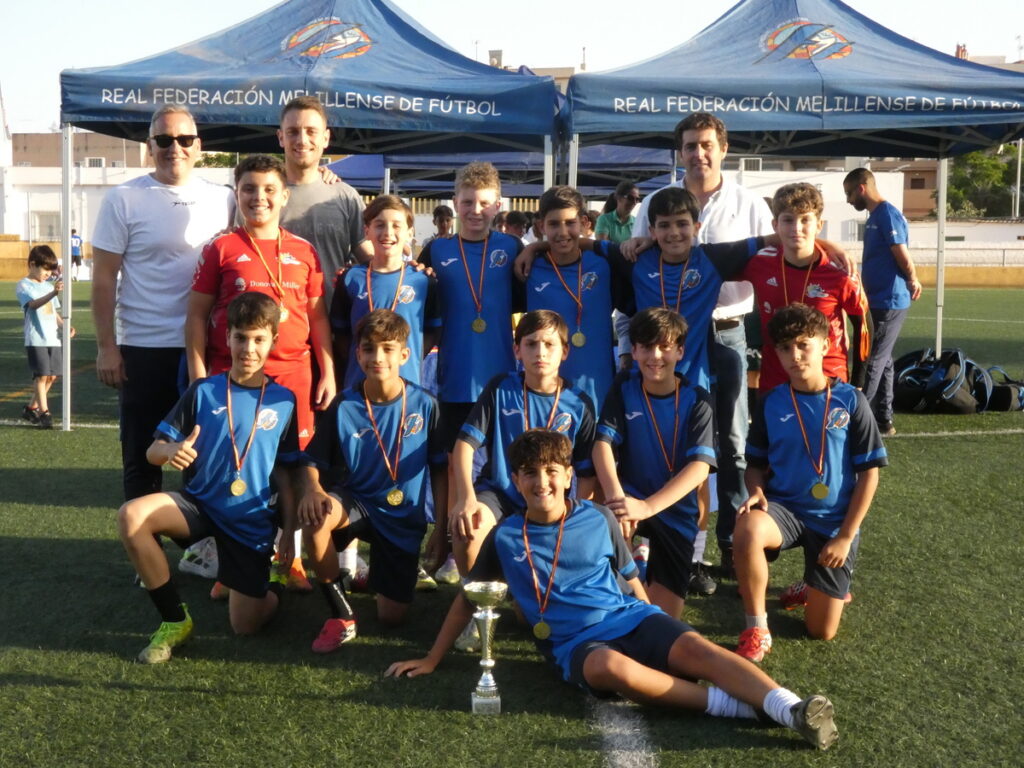 Equipo de fútbol alevín con medallas en el torneo de fin de curso