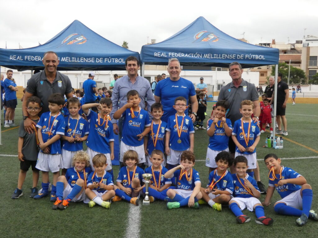 Niños con medallas en el Torneo Escuelas de Fútbol en Melilla
