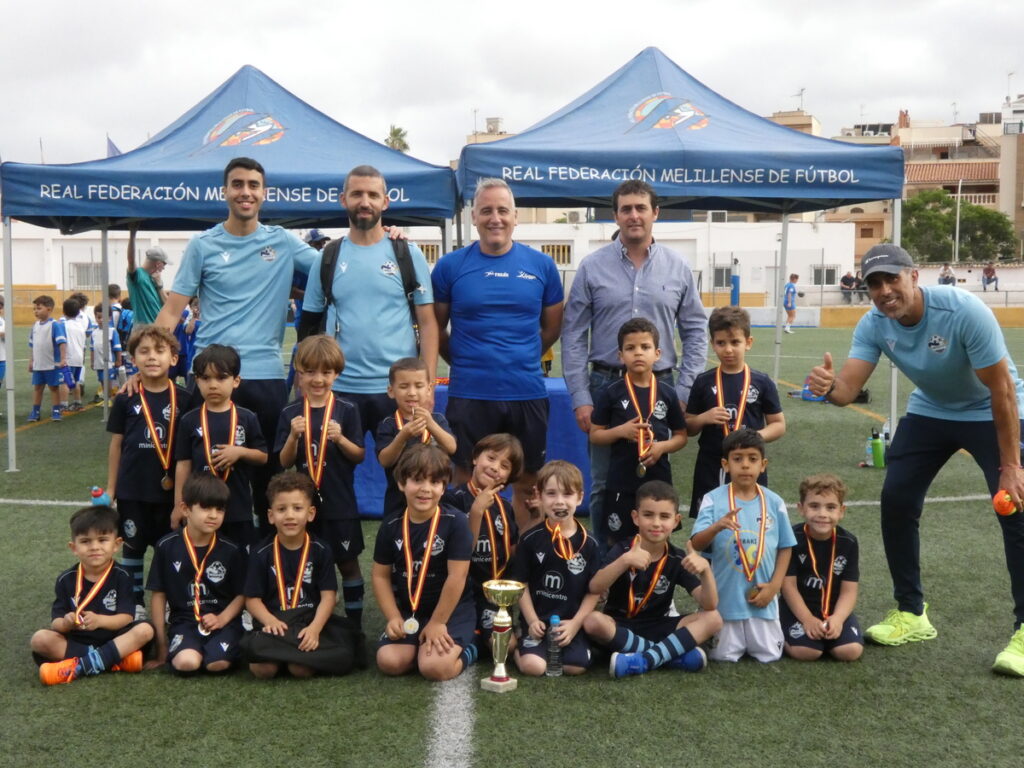 Niños con medallas en el Torneo Escuelas de Fútbol en Melilla