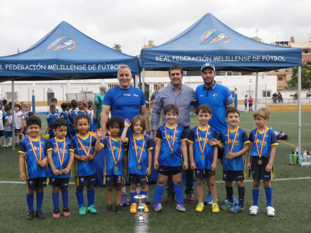 Niños con medallas en el Torneo Escuelas de Fútbol en Melilla