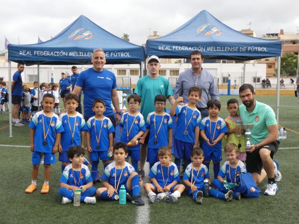 Niños con medallas en el torneo de fútbol escolar