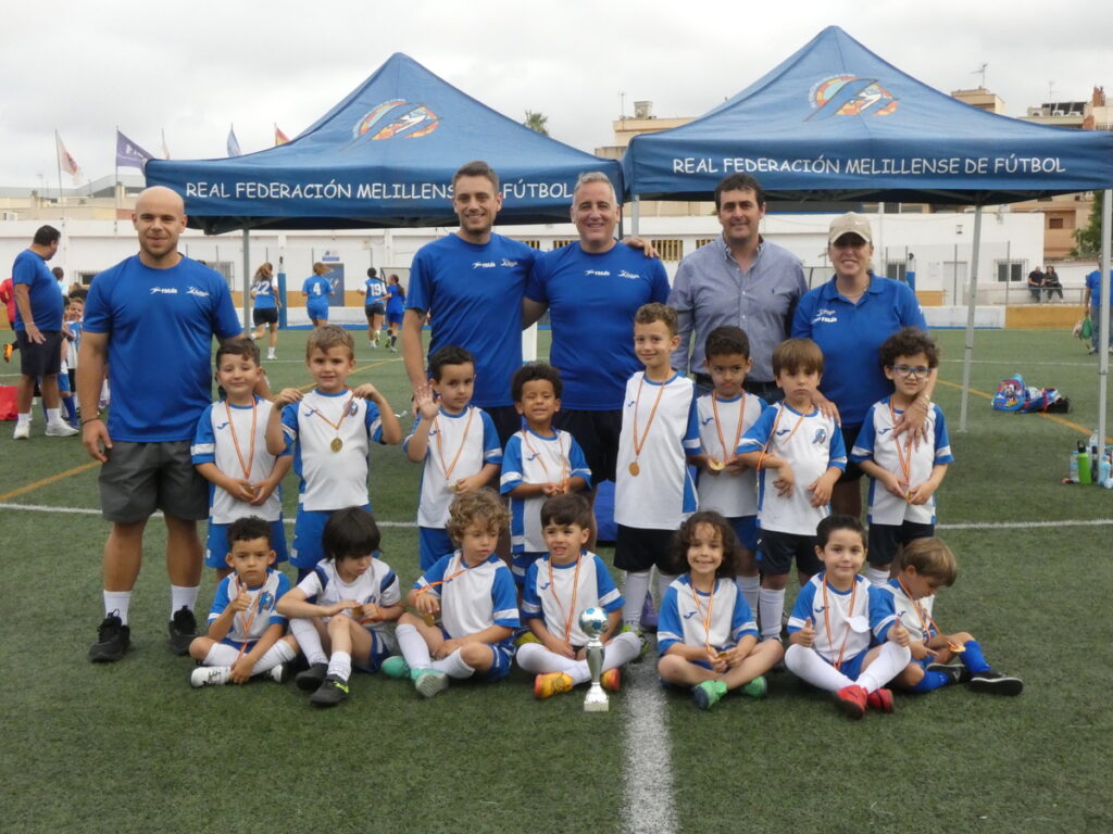 Niños con medallas en el Torneo Escuelas de Fútbol