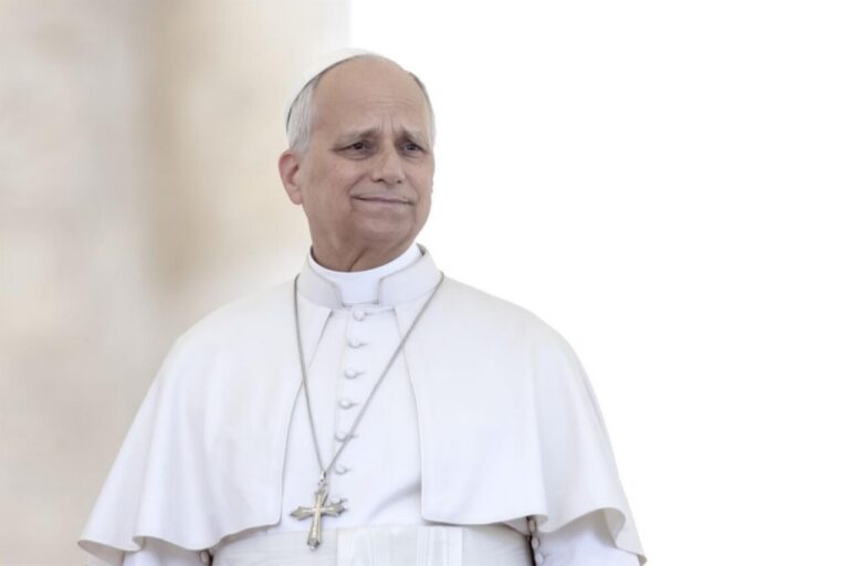 El Papa León XIV sonriendo durante un evento oficial