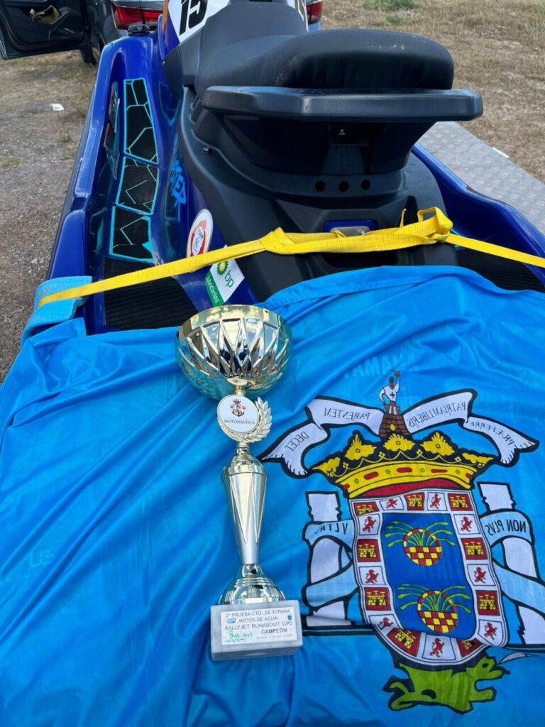 Trofeo de campeón de motos de agua con bandera de Melilla