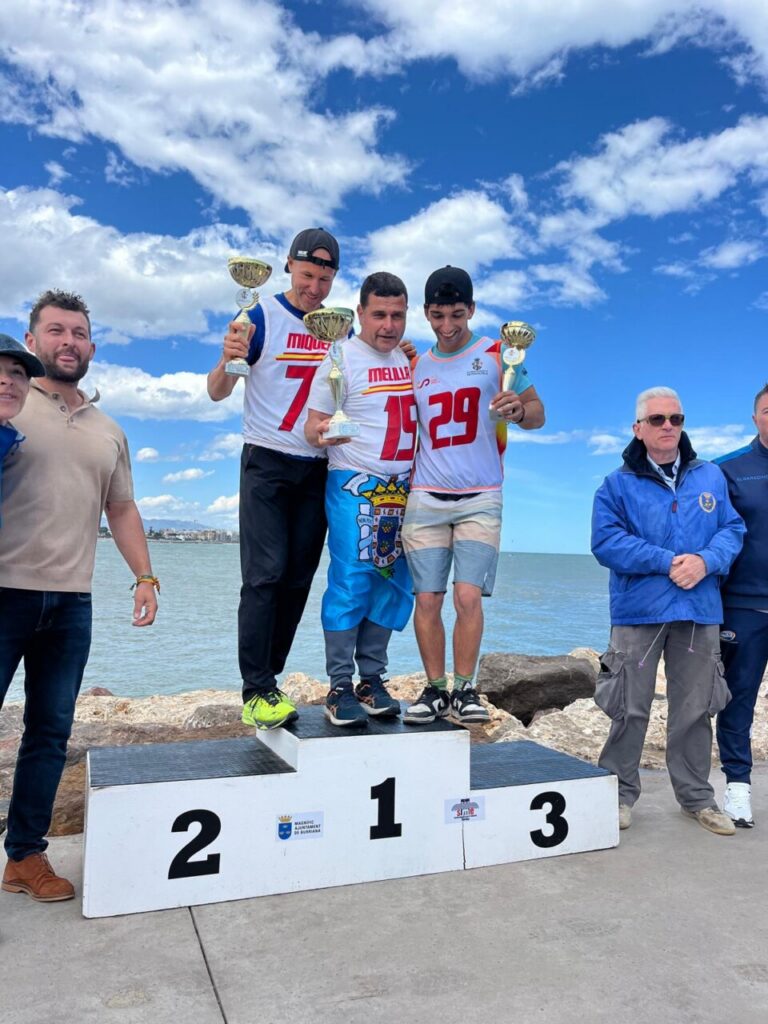 Pedro Pérez Vizcaíno y otros pilotos en el podio con trofeos