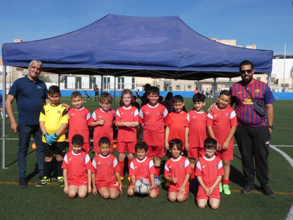 Equipo de fútbol Prebenjamín posando en el torneo escolar