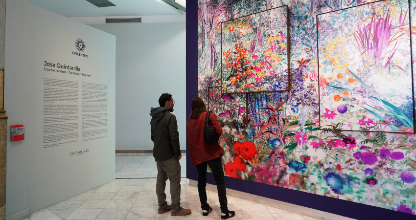 Visitantes observando una exposición de arte contemporáneo en PHotoESPAÑA 2026