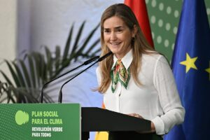Presentadora sonriente en evento sobre el Plan Social para el Clima en Madrid