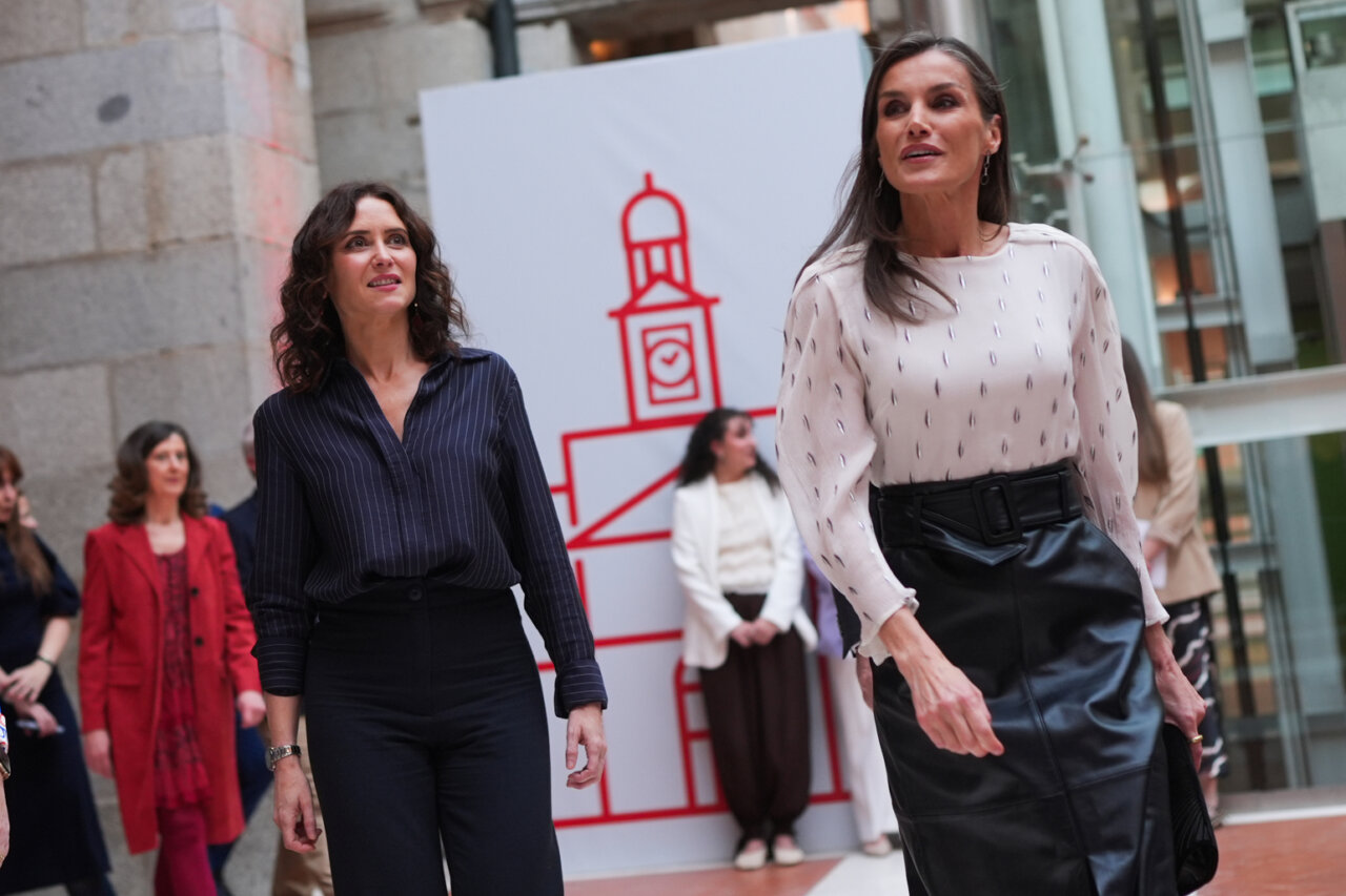 La Reina Letizia y la presidenta Isabel Díaz Ayuso en la ceremonia de premios