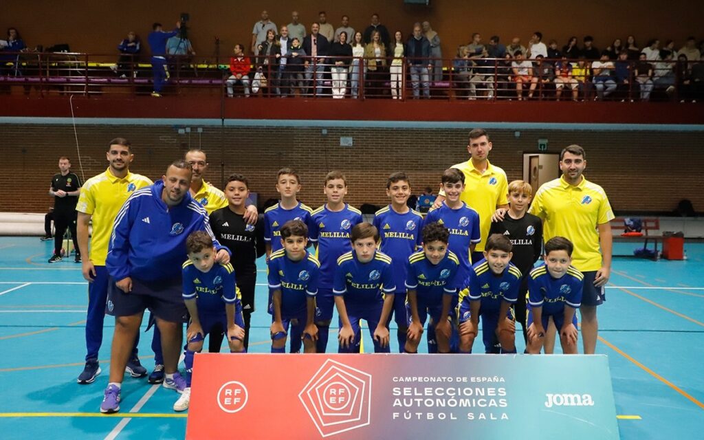 Equipo de fútbol sala de Melilla posando en el campeonato de España