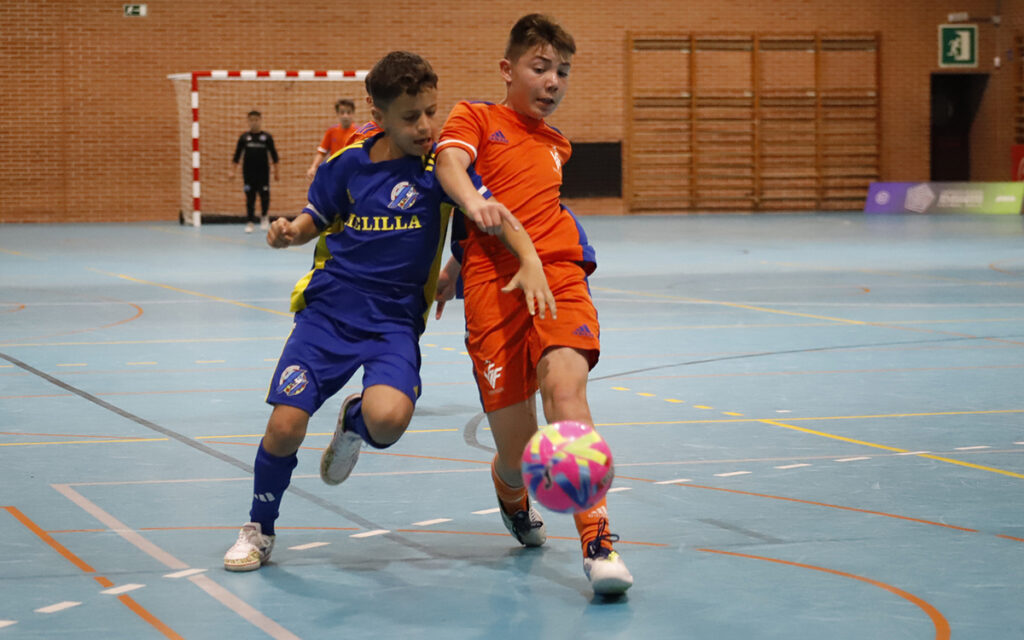 Jugadores de fútbol sala compitiendo en un partido en Melilla