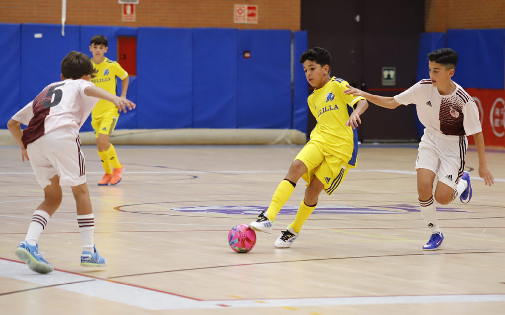Jugadores de fútbol sala en un partido del Campeonato Sub-12 en Melilla