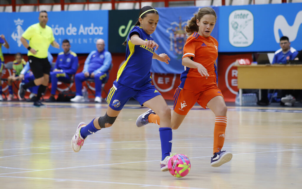 Jugadoras de fútbol sala compitiendo en un partido en Melilla