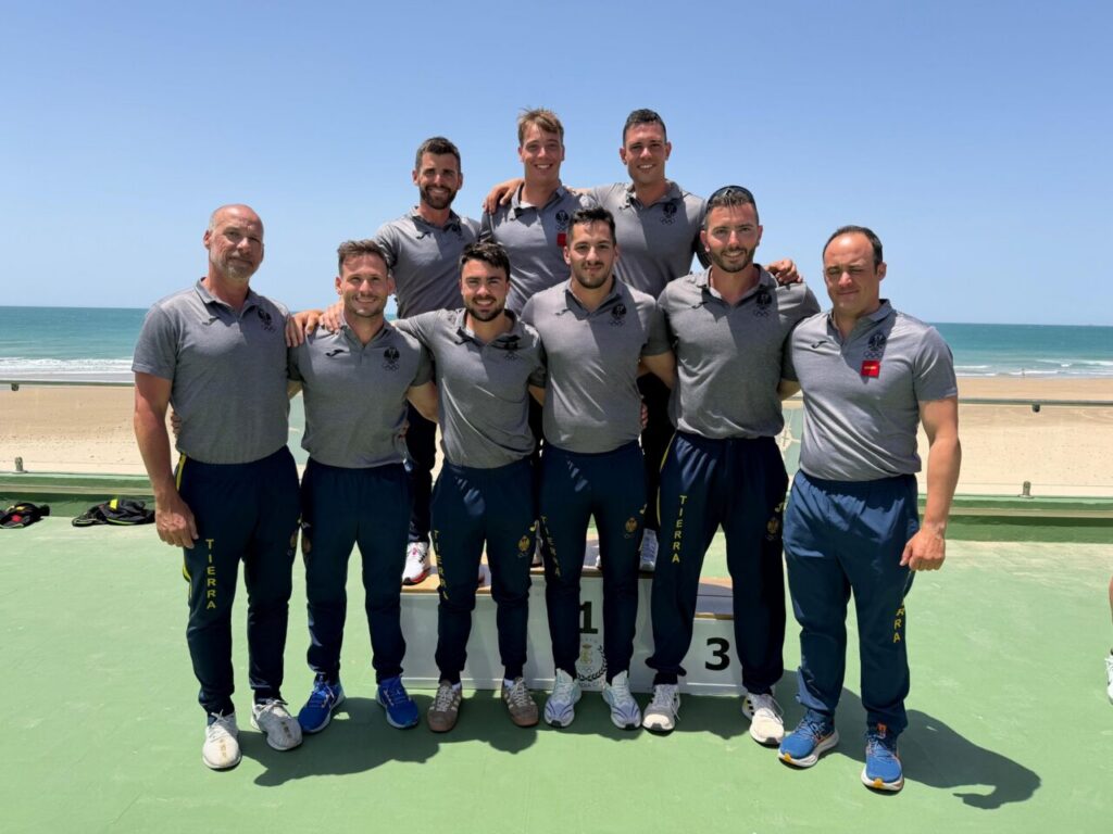 Equipo de nadadores militares posando en la playa tras la competición