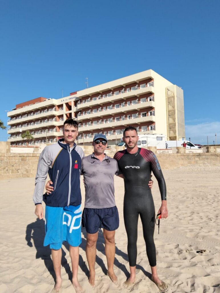 Miguel Ángel Rozas junto a dos entrenadores en la playa