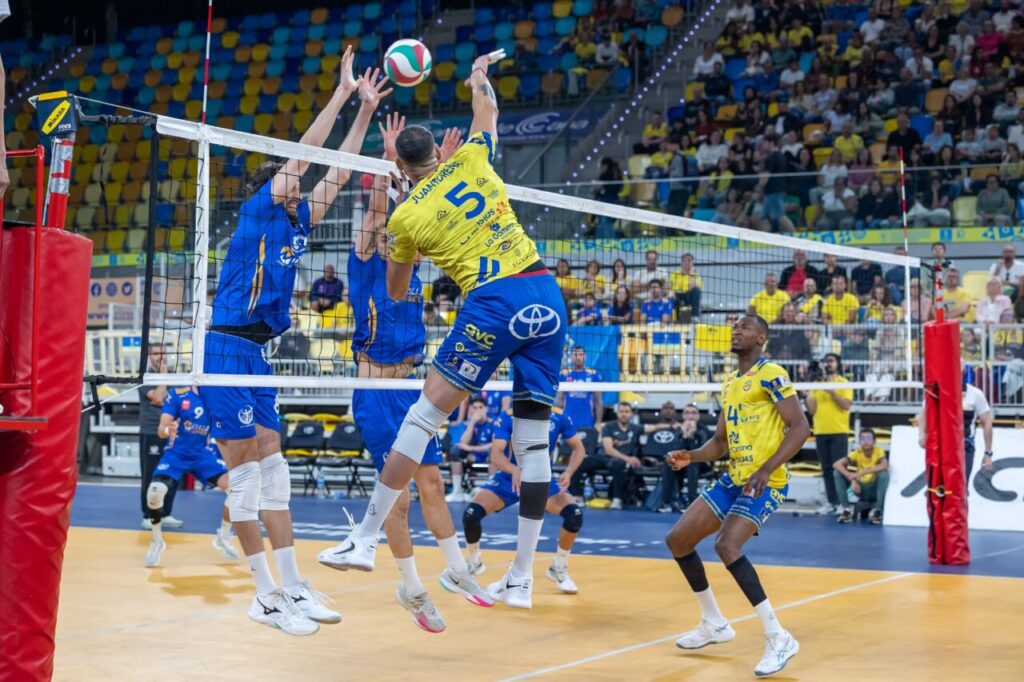Jugadores del Club Voleibol Melilla en acción durante la final de la Superliga Masculina
