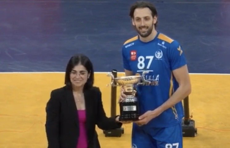 Jugador del Club Voleibol Melilla recibiendo un trofeo tras la final.