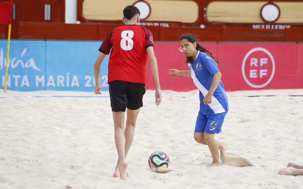 Jugadores de fútbol playa en la arena durante un partido en Melilla