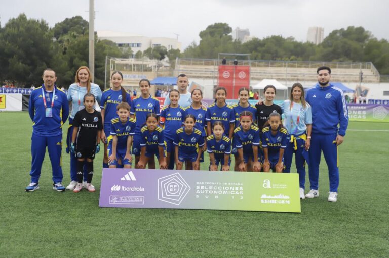 Equipo femenino de fútbol sub-12 de Melilla en el campeonato