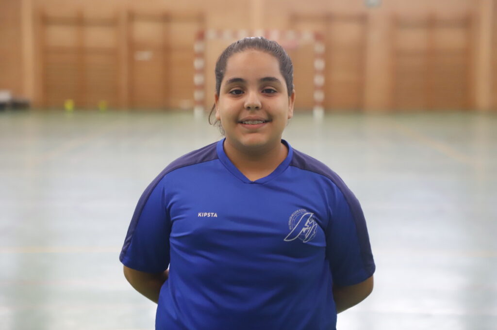 Jugadora de fútbol sala femenino en uniforme azul sonriendo