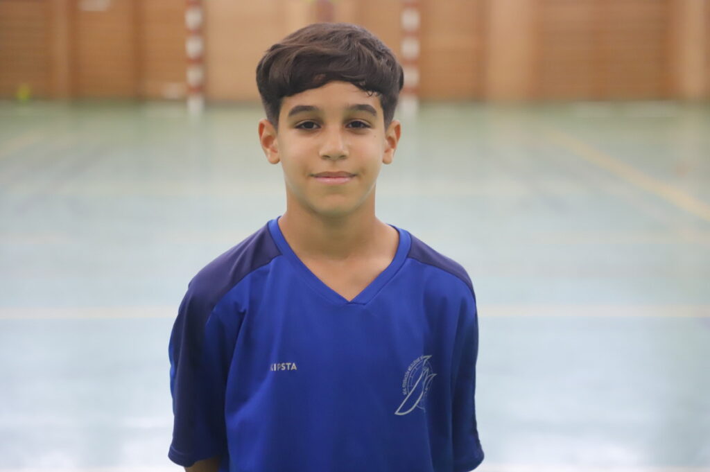 Niño en uniforme de fútbol sala en un gimnasio