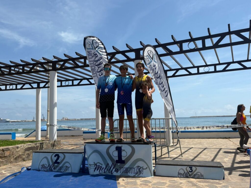 Podio de ganadores en el Triatlón Supersprint Trimelilla con tres atletas