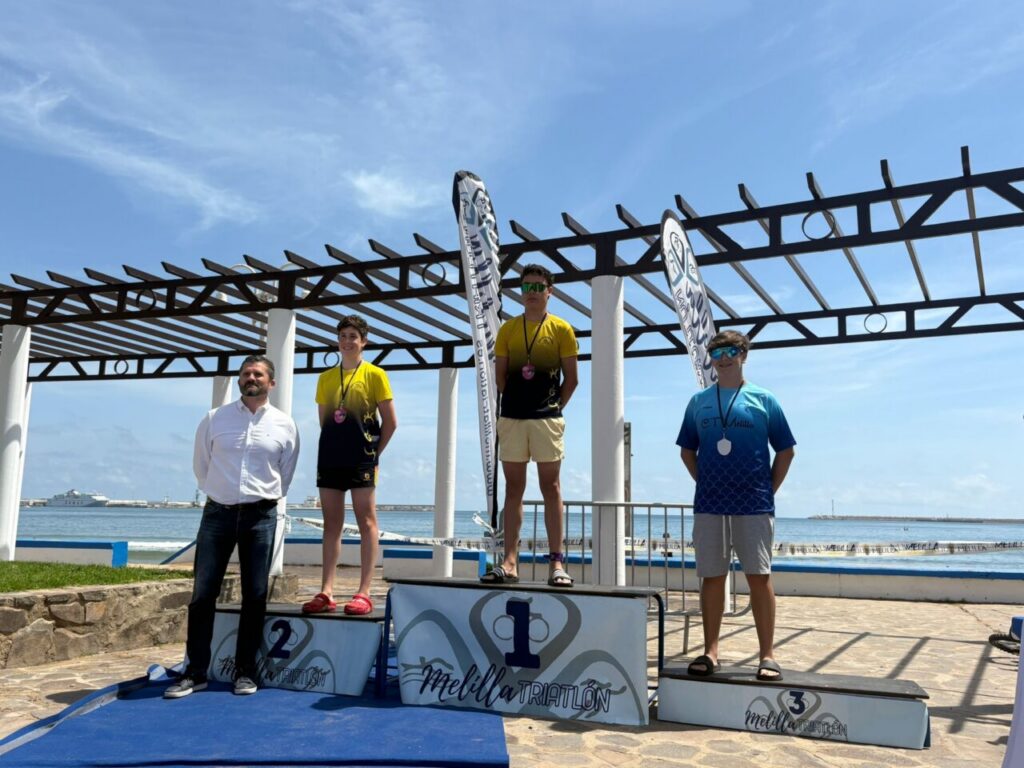 Podio de ganadores en el Triatlón Supersprint Trimelilla con medallas