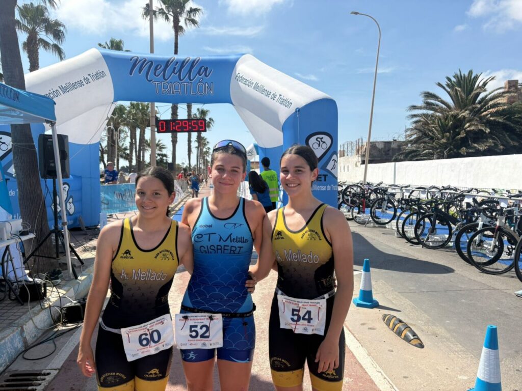 Tres triatletas posando en la meta del Triatlón Supersprint Trimelilla