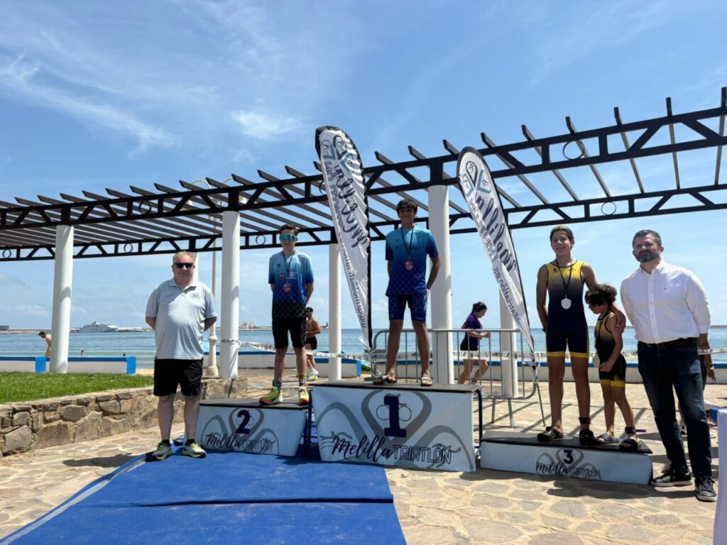 Podio del Triatlón Supersprint Trimelilla con ganadores y organizadores