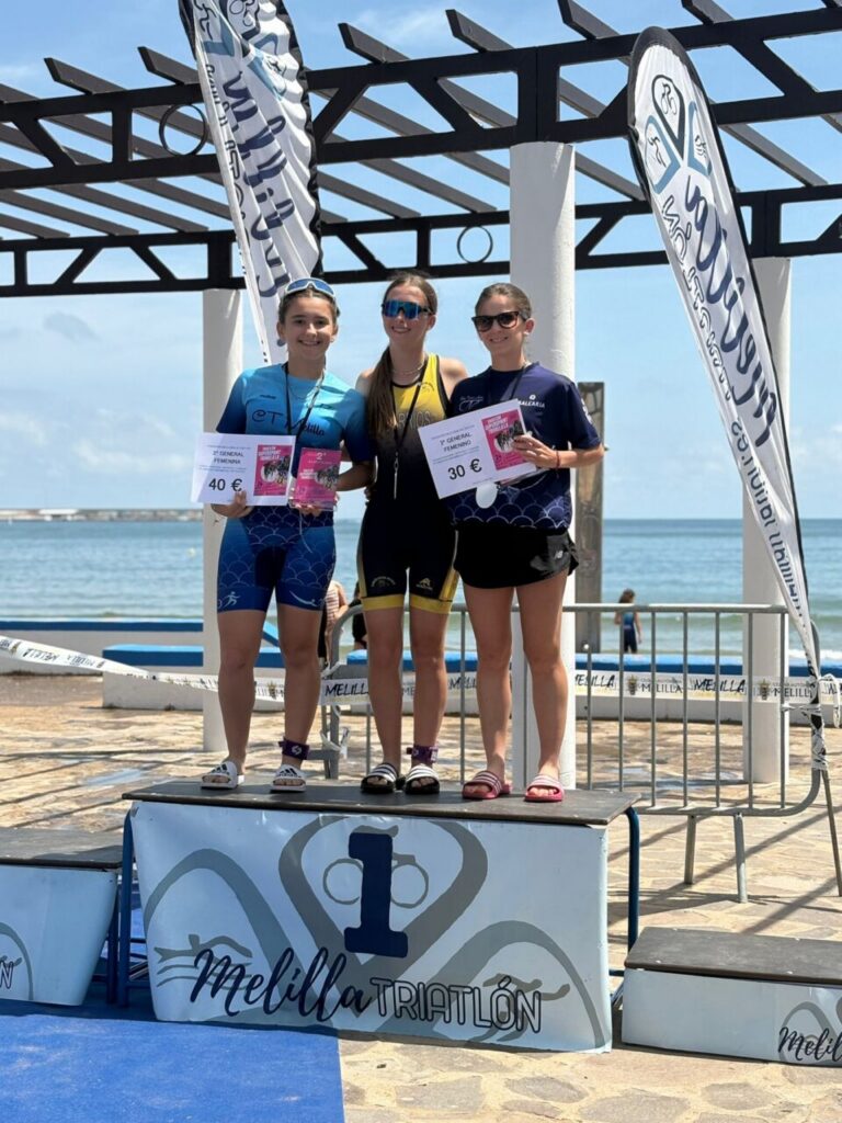 Tres mujeres en el podio del Triatlón Supersprint Trimelilla con trofeos