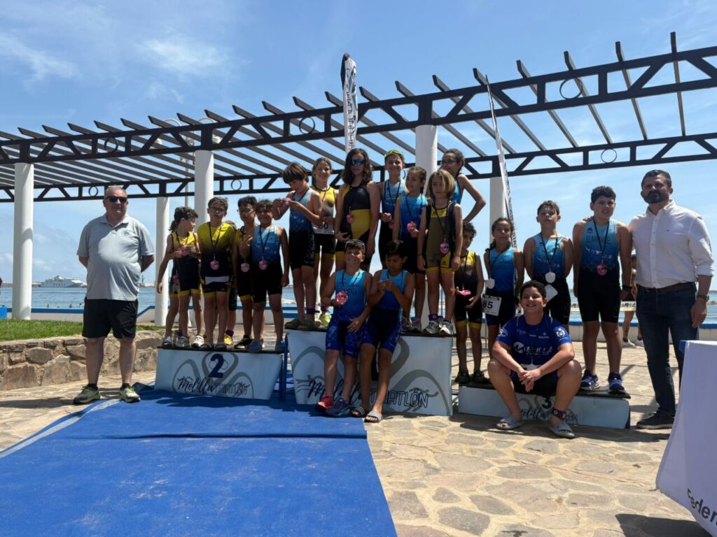 Participantes del Triatlón Supersprint Trimelilla en el podio con medallas
