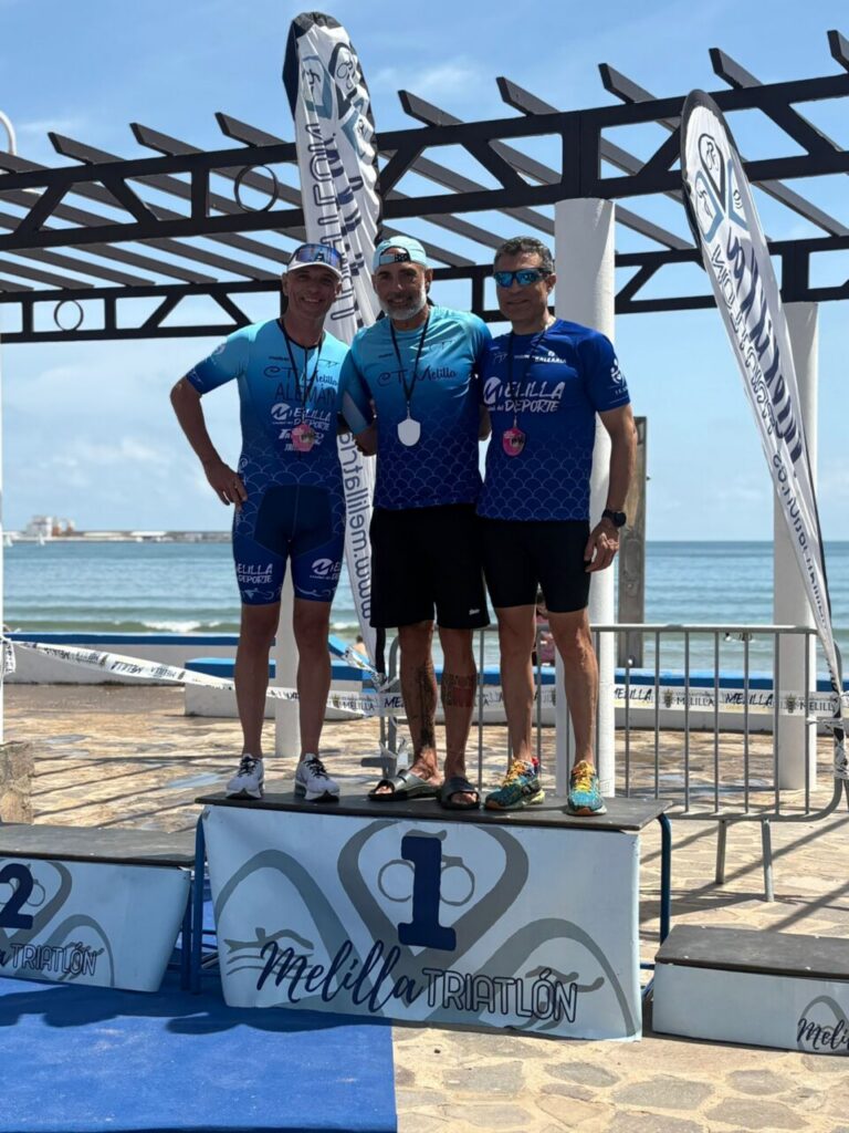 Tres triatletas en el podio del Triatlón Supersprint Trimelilla