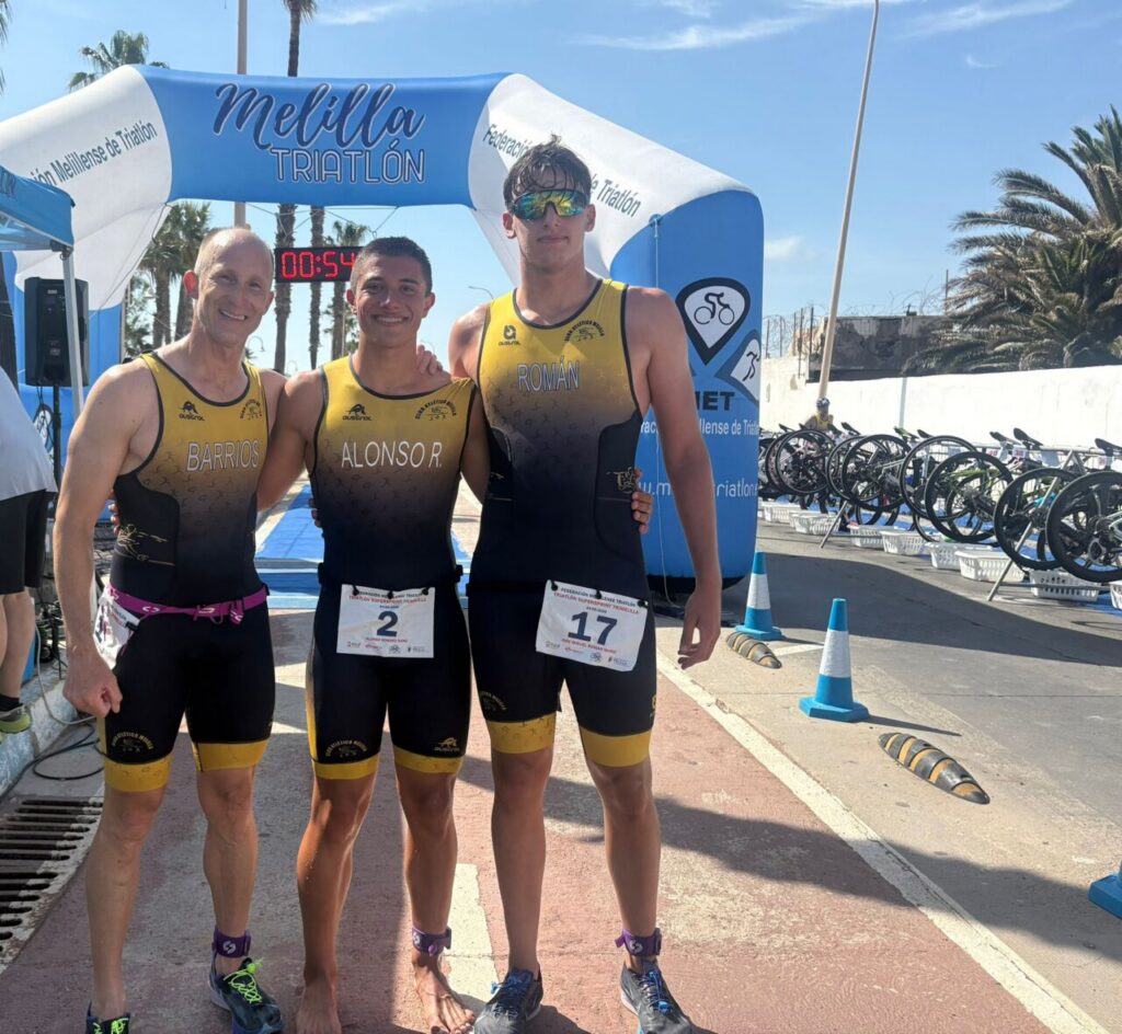 Tres triatletas del Club Atlético Melilla posando en el evento