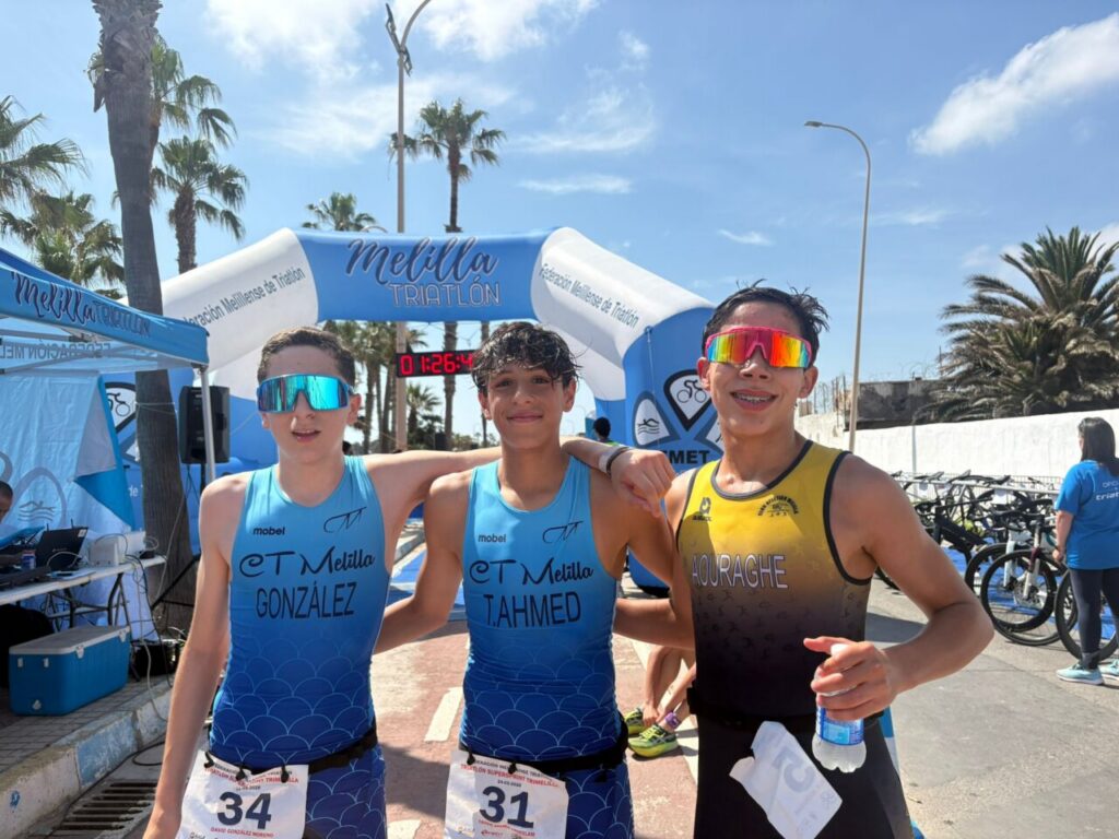 Tres jóvenes triatletas posando en el Triatlón Supersprint Trimelilla
