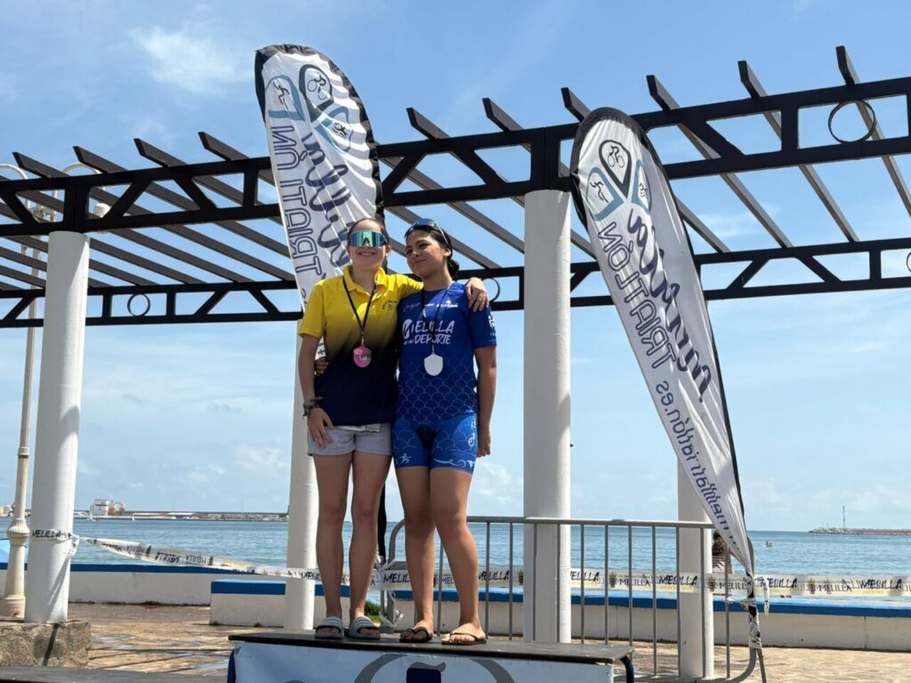 Alonso Romero y Lucía Faus en el podio del Triatlón Supersprint Trimelilla