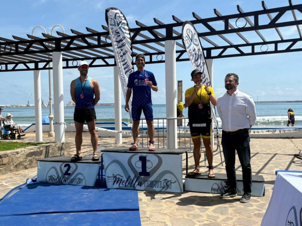 Podio del Triatlón Supersprint Trimelilla con ganadores y organizadores