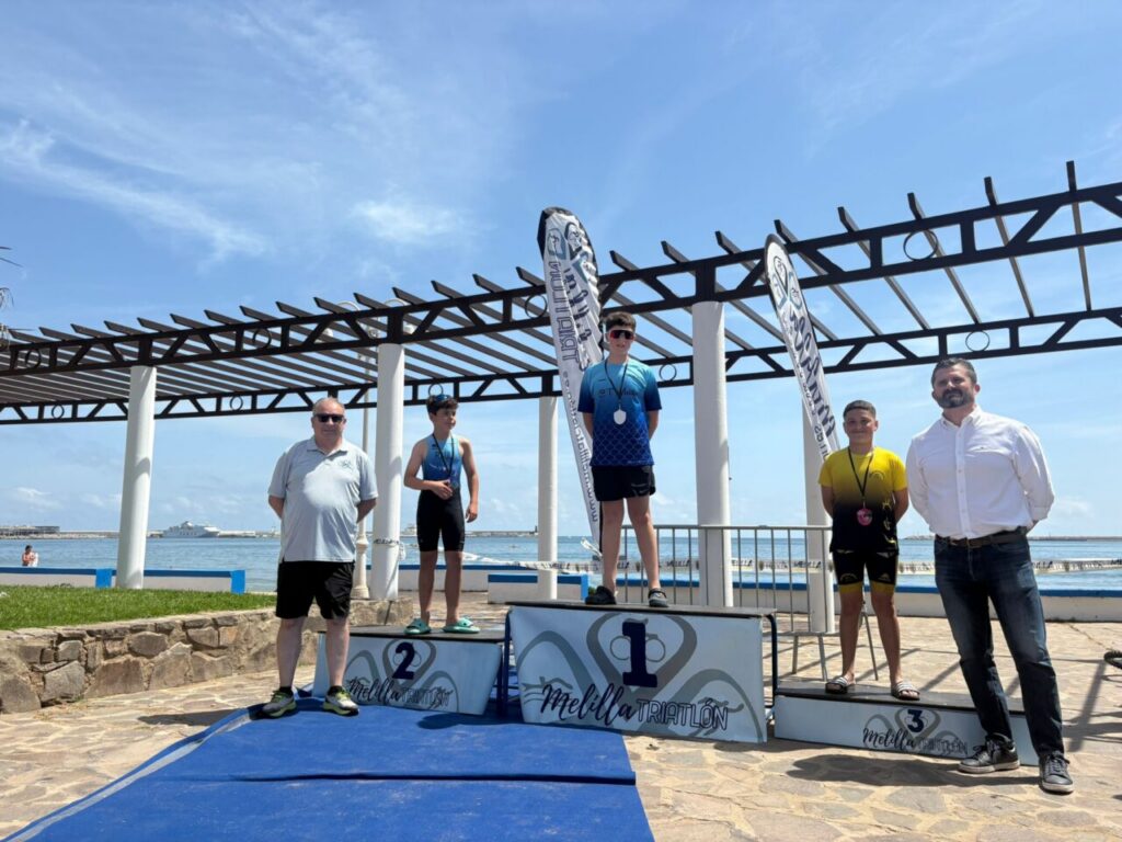 Podio del Triatlón Supersprint Trimelilla con jóvenes atletas premiados