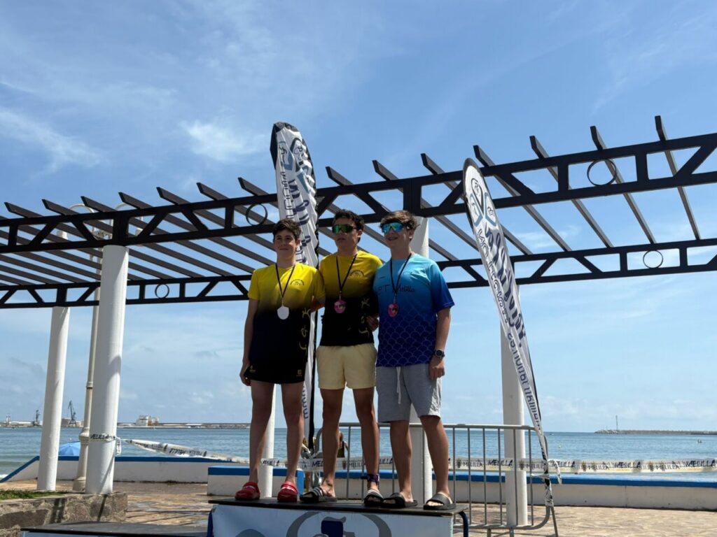 Tres jóvenes atletas en el podio del Triatlón Supersprint Trimelilla